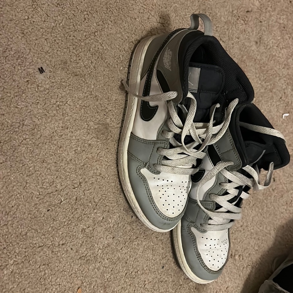 Air Jordan retro upc number640734-078 need new laces normal wear
